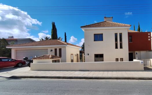 3 Bedroom Detached House with a Very Large Plot for Sale in Tala